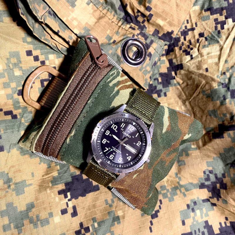 Off-Trayals Upcycled EDC Pouch Green Lizard With Watch Display