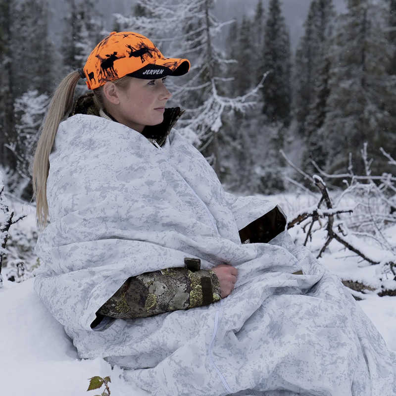 Jerven Fjellduken Extreme Primaloft 170g winter snow camoflage int the woods worn by woman 